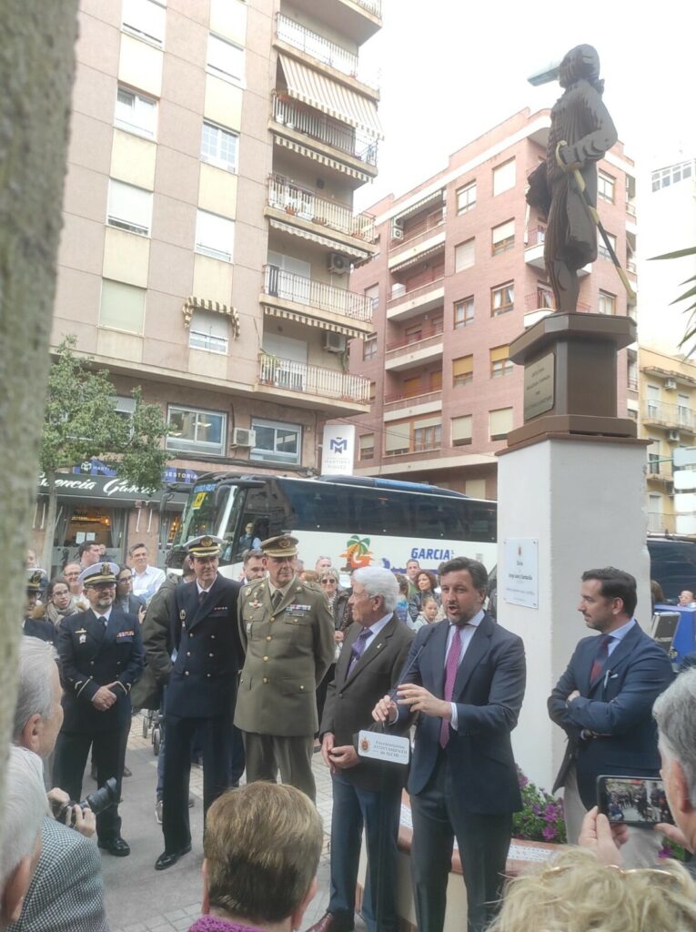 1000167443-765x1024 Inauguración de la estatua de Jorge Juan en Elche