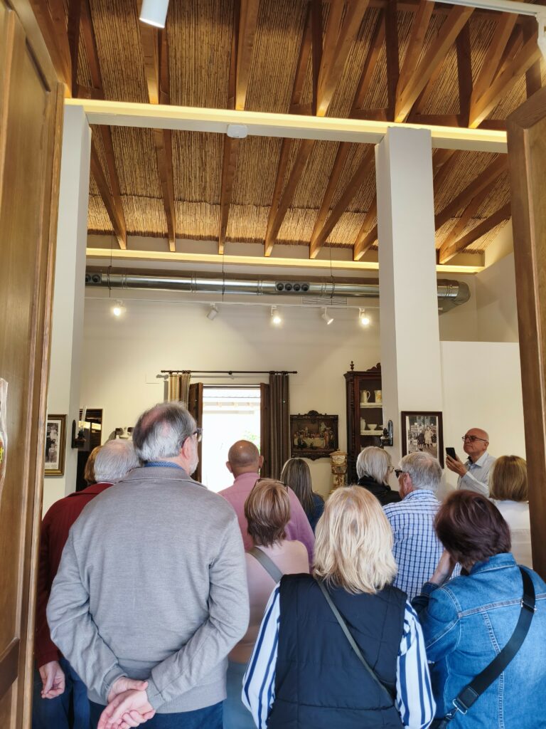 1000177345-768x1024 Visita a la Casa Museo del Huerto de los Pontos y al Museo Escolar de Puçol