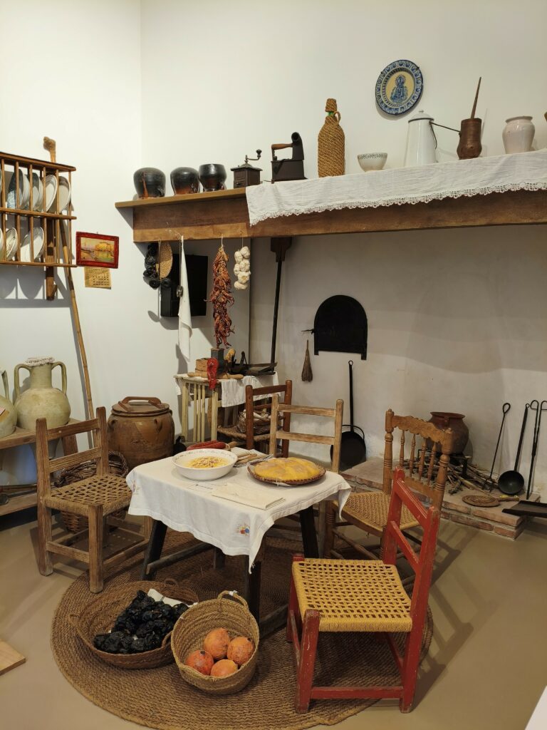 1000177355-768x1024 Visita a la Casa Museo del Huerto de los Pontos y al Museo Escolar de Puçol