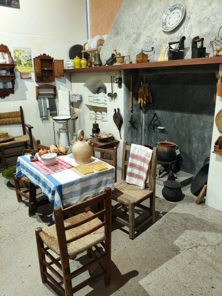 1000177441-768x1024 Visita a la Casa Museo del Huerto de los Pontos y al Museo Escolar de Puçol