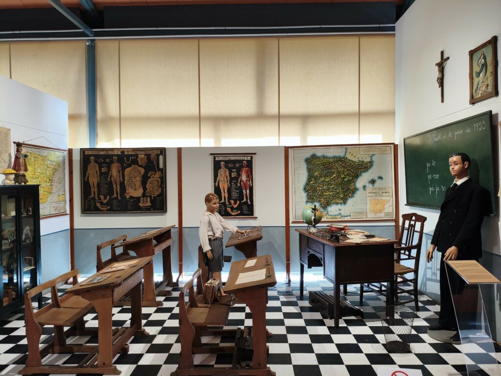 1000177453-1024x768 Visita a la Casa Museo del Huerto de los Pontos y al Museo Escolar de Puçol